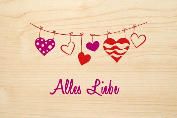 Holzgrusskarte - Glück - Alles Liebe. Farbige Wäscheleine mit Herzen abgebildet.
